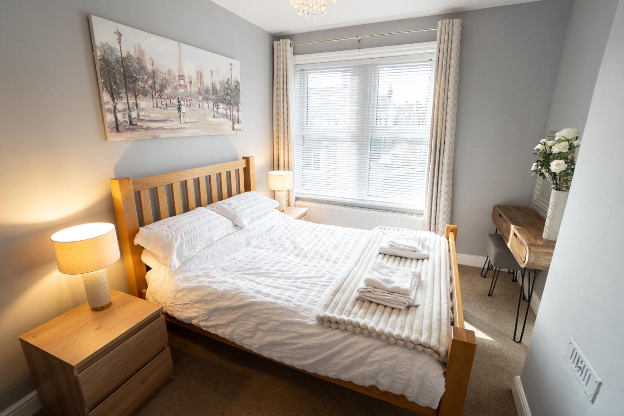 4 Bed End Terrace - Sleeps 7 *